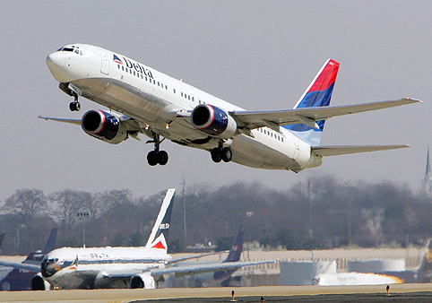Avião da americana Delta decola do aeroporto Hartsfield Jackson, em Atlanta (EUA) – Ric Feld/Associated Press Avião da americana Delta decola do aeroporto Hartsfield Jackson, em Atlanta (EUA) – Ric Feld/Associated Press
