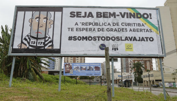 CURITIBA,PR, 06.05.2017 - LAVA-JATO - Grupos anti-Lula espalham outdoors contra o ex-presidente na capital paranaense na manh deste sbado (06). Mais de 30 outdoors de 