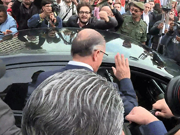Alckmin e Doria so levados a carro s pressas aps protesto em entrevista no centro de SP