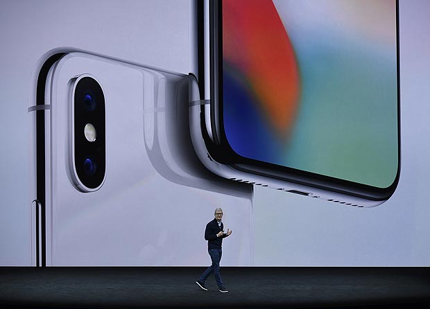 (170912) -- CUPERTINO, septiembre 12, 2017 (Xinhua) -- Tim Cook, director ejecutivo de Apple Inc., presenta el nuevo iPhone X durante un evento especial en Cupertino, estado de California, Estados Unidos, el 12 de septiembre de 2017. De acuerdo con informacin de la prensa local, Apple Inc. present el martes en Cupertino una serie de nuevos productos y servicios. (Xinhua/Str) (ma) (da)
