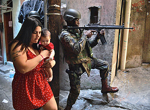 Soldados do Exército durante ação militar na Rocinha – Carl de Souza/AFP