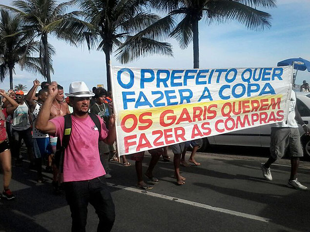 Garis em greve bloquearam o trnsito na avenida Vieira Souto, em Ipanema, nesta tera (4)