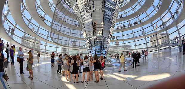 Movimento de pessoas no Reichstag, atualizado com a cpula de Norman Foster, em Berlim (Alemanha). (Foto: Divulgao) *** DIREITOS RESERVADOS. NO PUBLICAR SEM AUTORIZAO DO DETENTOR DOS DIREITOS AUTORAIS E DE IMAGEM ***