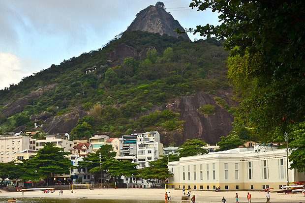 RIO DE JANEIRO, RJ, BRASIL, 06-04-2012: Vista da praia da Urca, com edifcio do Cassino da Urca; ao fundo, o Po de Acar, no Rio de Janeiro (RJ). (Foto: Pedro Carrilho/Folhapress, TURISMO)