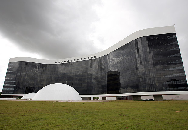 BRAS�LIA, DF, BRASIL 14-12-2011 16h00: Novo predio do TSE (Tribunal Superior Eleitoral), projetado por Oscar Niemeyer, que ser� inaugurada no 104� anivers�rio do arquiteto, em Bras�lia (DF). A obra custou R$ 327 milh�es. (Foto: S�rgio Lima/Folhapress PODER)