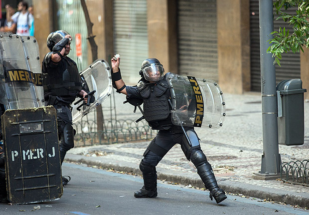 Rio de Janeiro, Rj, BRASIL. 09/02/2017; Policial joga pedra em manifestante durante manifestacao em frente a Alerj que termina em confusao e confronto com a policia no centro do Rio. ( Foto: Ricardo Borges/Folhapress)