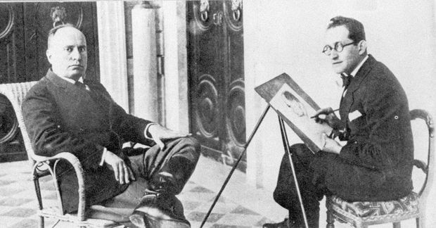 O ditador italiano Benito Mussolini ( esq.)  retratado por um artista, em foto de data desconhecida