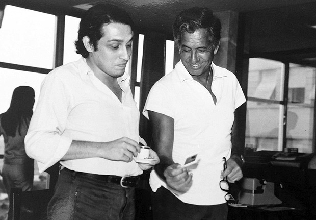 Os jornalistas Ruy Castro [ esquerda!] e Justino Martins na redao da "Manchete", em 1972.