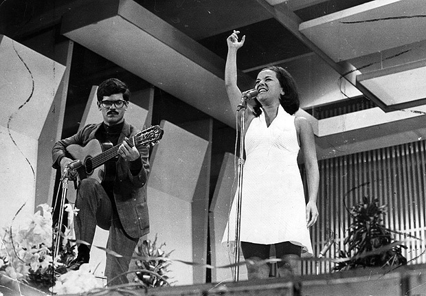 SO PAULO, SP, BRASIL, 00-10-1967: Msica: a cantora Elis Regina, durante apresentao em Festival de Msica Brasileira, em So Paulo (SP). (Foto: Claudemiro/Folhapress) 