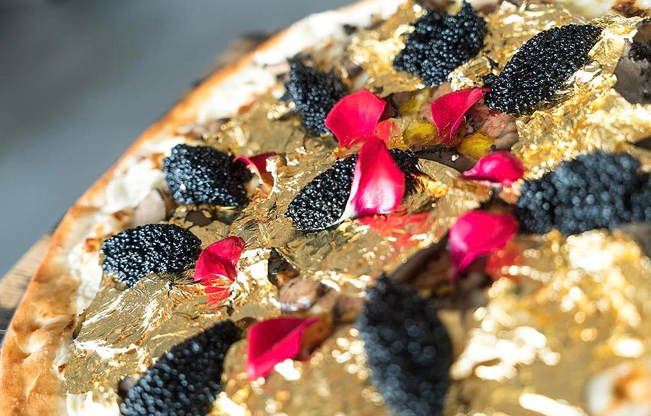 Pizza com caviar e folhas de ouro --- https://www.instagram.com/p/BPqc04UD5wv/