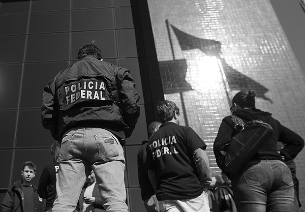SAO PAULO, SP, BRASIL, 08-08-2012, 10h00: GREVE POLICIA FEDERAL. Agentes e peritos da Policia Federal de bracos cruzados em frente a Superintencia da Policia Federal de Sao Paulo, na Lapa, zona oeste da cidade. A greve nacional de policiais federais, iniciada ontem, prejudica a emissao de passaportes em todo o pais. (Foto: Apu Gomes/Folhapress, Poder ) *** EXCLUSIVO***