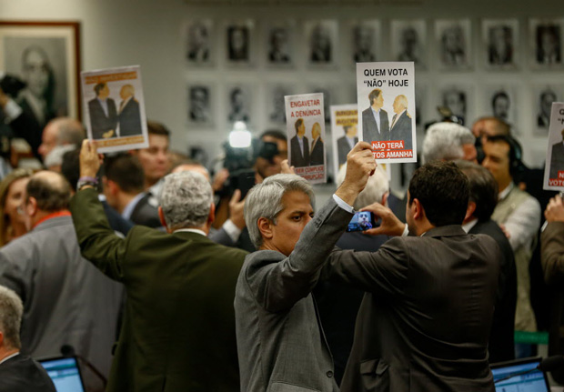 Deputados protestam contra votação favorável a Michel temer na CCJ da Câmara