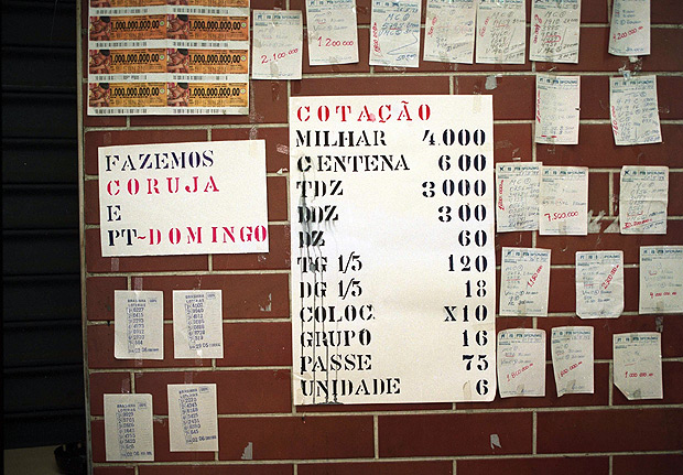 ORG XMIT: 011701_0.tif Tabela com resultados do jogo do bicho. (03.06.1993. Foto: Luiz Carlos Murauskas/Folhapress) 