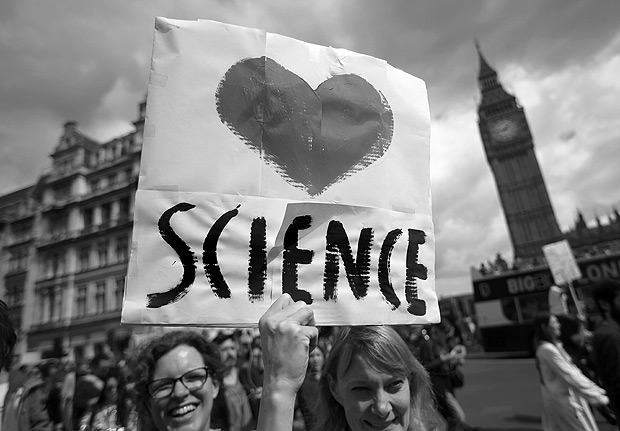 A protestor holds a placard as scientists and science enthusiasts participate in the 'March for Science' which celebrates the scientific method, in Westminster, central London on April 22, 2017, Earth Day. Thousands of people rallied in support for science in Europe and Australasia on April 22, ahead of a march in Washington, triggered by rising concern over populism and so-called alternative facts. / AFP PHOTO / Daniel LEAL-OLIVAS