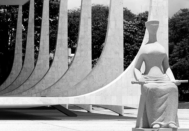 Estátua simbolizando a Justiça, em frente à sede do Supremo Tribunal Federal, na praça dos Três Poderes, em Brasília (DF)