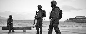 Soldados do Exército fazem patrulhamento na orla da praia de Copacabana – Fabio Teixeira - 14.fev.2017/Folhapress Soldados do Exército fazem patrulhamento na orla da praia de Copacabana – Fabio Teixeira - 14.fev.2017/Folhapress