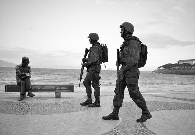 RIO DE JANEIRO, RJ, 14.02.2017: POLÍCIA-RIO - Soldados do Exército fazem patrulhamento na orla da praia de Copacabana, com estátua de Carlos Drummond de Andrade ao fundo, na zona sul do Rio de Janeiro. (Foto: Fabio Teixeira/Folhapress)