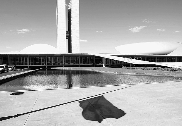 ORG XMIT: 340801_0.tif BRASLIA, DF, BRASIL, 02-07-2009, 13h40: Sombra de uma bandeira do Brasil em frente ao prdio do Congresso Nacional, em Braslia (DF). (Foto: Lula Marques/Folhapress) 