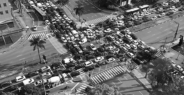 Congestionamento no cruzamento das avenidas Faria Lima e Juscelino Kubitschek, em So Paulo