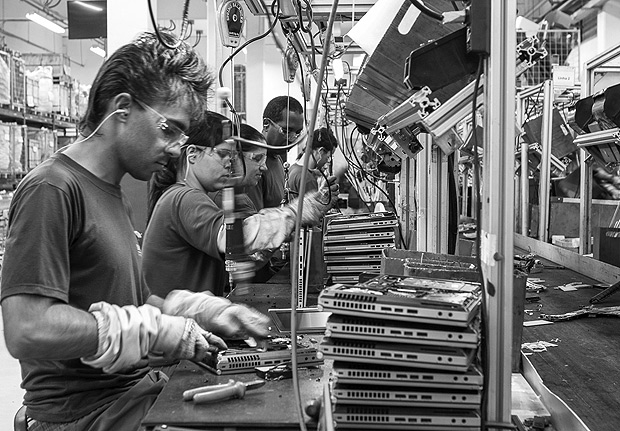 Operários na fábrica Sinctronics, em Sorocaba (SP); setor industrial teve aumento da produção 