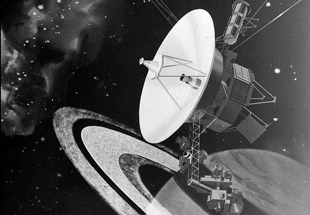 Ilustrao da sonda Voyager.1 sobrevoando Saturno. FILE--The Voyager I spacecraft is shown approaching Saturn in an artists rendering from NASA. Voyager 1 won the distinction Tuesday, Feb. 17, 1998, of becoming the most distant man-made object in the universe, surpassing the distance of the older Pioneer 10 spacecraft, the 6.5 billion-mile mark. [AP Photo/NASA]*** NO UTILIZAR SEM ANTES CHECAR CRDITO E LEGENDA***