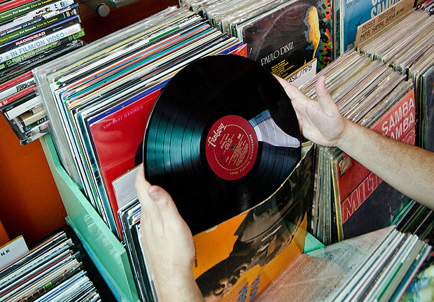 SAO PAULO, SP, BRASIL, 05-03-2013, 12h00: Volta do Vinil. Interior da loja Locomotiva, na Galeria Nova Barao. (Foto: Leticia Moreira/ Folhapress, GUIA DA FOLHA)