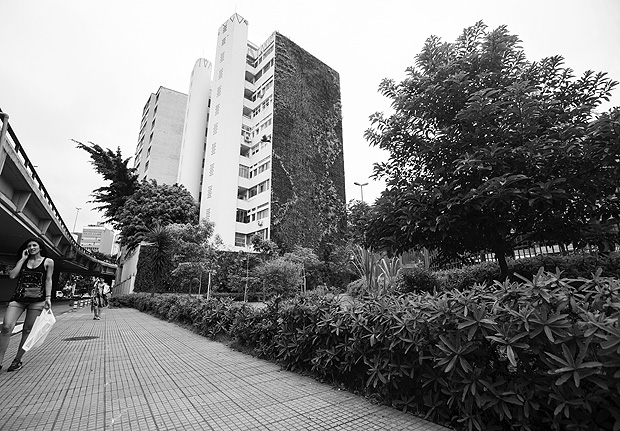 SAO PAULO, SP, BRASIL, 14-12-2016: ed. Santa Cruz: rua Sebastio Pereira, 98;. O minhoco ganha seu stimo jardim vertical como parte do projeto Corredor Verde. Ele est no edifcio Bonfim e  o segundo maior do mundo, atrs apenas de um jardim vertical de Cingapura. (Foto: Fabio Braga/Folhapress, COTIDIANO)***EXCLUSIVO***. ORG XMIT: AGEN1612142018491537