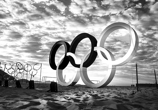 RIO DE JANEIRO, RJ, BRASIL - 01-08-2016: ESPECIAL ABERTURA DAS OLIMPIADAS: Arcos Olimpicos durante o amanhecer na praia de Copacabana, zona sul do Rio de Janeiro. (Diego Padgurschi / Folhapress - ESPORTE) ***EXCLUSIVO***