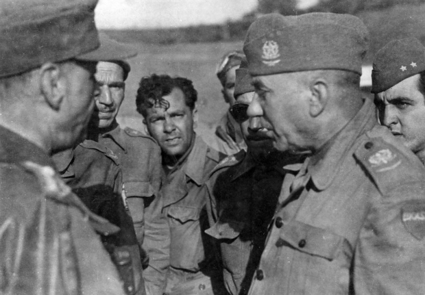 O jornalista Joel Silveira (ao centro) assiste  rendio do general alemo Otto Fretter Pico, comandante da 148 diviso blindada alem, ao general Falconieri da Cunha ( esq.), que representa o general Mascarenhas de Moraes, em 29 de abril de 1945 na cidade de Collechio-Fornovo, ao sul de Milo (Itlia)