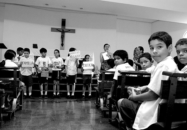 ORG XMIT: 425701_1.tif Piaui--Col gio Sao Francisco de Sales (DIOCESANO) - aula de Ensino Religioso - Teresina-PI - 08-02-05 - foto: Benonias Cardoso/Folhapress