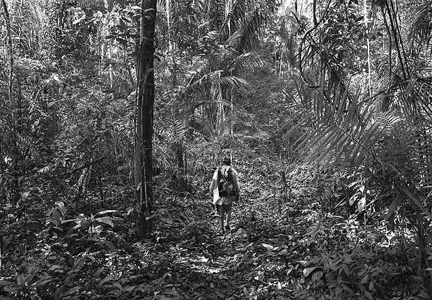 LARANJAL DO JARI, AMAPA. 10/09/2017. Garimpeiro caminha por trilha na Floresta Estadual do Paru no Para, que fica dentro da area da RENCA, a Reserva Nacional de Cobre e seus Associados. ( Foto: Lalo de Almeida/ Folhapress ) CIENCIA ***EXCLUSIVO FOLHA**