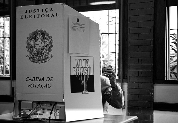 ORG XMIT: 015201_1.tif SO PAULO, SP, BRASIL, 03-10-2010: Eleio Presidencial no Brasil, 2010: Jos Serra, candidato do PSDB  Presidncia da Repblica, ao votar no primeiro turno da eleio no Colgio Santa Cruz, na zona oeste de So Paulo (SP). Dilma Rousseff (PT) e Serra disputaro o segundo turno das eleies no dia 31 de outubro de 2010. A petista ficou com 47.651.434 votos, ou 46,91% da preferncia. O tucano obteve 33.132.283 votos, ou 32,61%. O eleitorado brasileiro  formado por 135.804.043 brasileiros. Foram s urnas 111.193.747 (81,88% do total) eleitores no Brasil e no Exeterior. Outros 24.610.296 (ou 18,12% do total) no compareceram. O TSE registrou 3.479.30 votos em branco (3,13%) e 6.124.254 nulos (5,51%). Os eleitores votaram para presidente, governador, senador, deputado federal e deputado estadual, ou distrital, no caso de Braslia. (Foto: Lalo de Almeida/Folhapress, PODER)