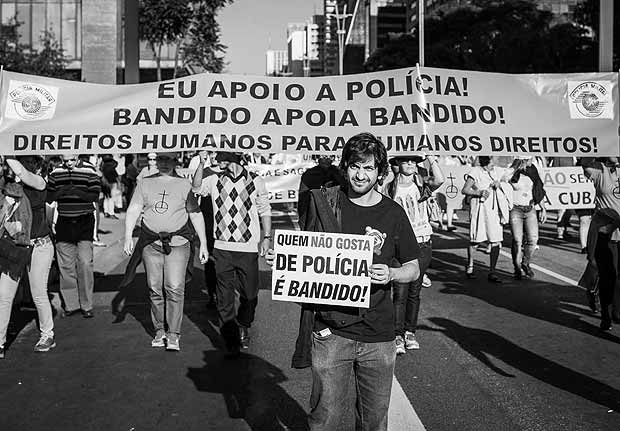 SAO PAULO, SP, BRASIL, 23-07-2017: Manifestantes fazem ato a favor da Policia Militar, na avenida Paulista, em Sao Paulo. (Foto: Eduardo Anizelli/Folhapress, COTIDIANO)