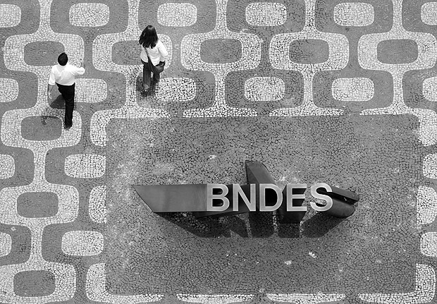 ORG XMIT: 390301_1.tif Pedestres caminham próximo à entrada principal do prédio que é a sede do BNDES, no centro do Rio de Janeiro (RJ). (Rio de Janeiro (RJ), 08.11.2008. Foto: Rafael Andrade/Folhapress)