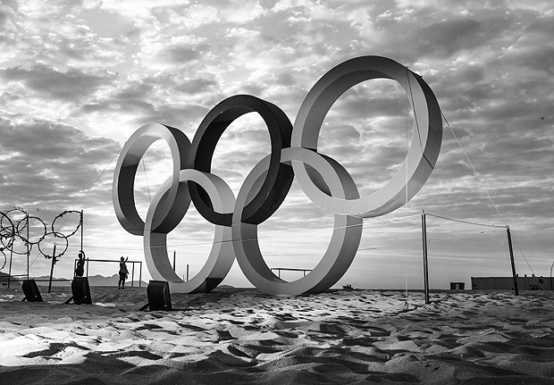RIO DE JANEIRO, RJ, 01.08.2016: RIO-2016 - Aros Olmpicos na praia de Copacabana na zona sul do Rio de Janeiro. (Foto: Diego Padgurschi/Folhapress)