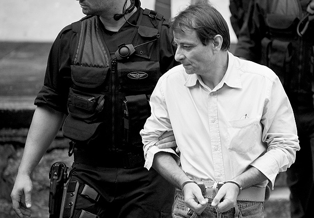 (FILES) This file photo taken on December 10, 2009 shows Italian leftist activist Cesare Battisti leaving Rio de Janeiro's Federal Court on December 10, 2009, after testifying. Battisti, sentenced to life in prison for homicide in his country, was arrested on October 4, 2017 in Brazil, on the border with Bolivia, a spokesman for the Federal Police said. / AFP PHOTO / ANTONIO SCORZA ORG XMIT: ASC004