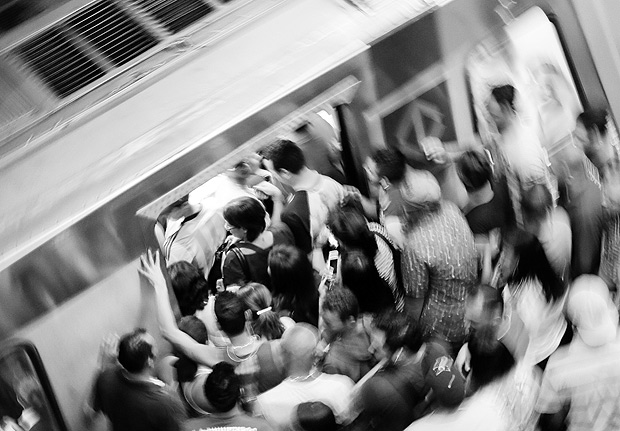 SAO PAULO, SP, BRASIL. 15-12-2016. 17h44min33s. Acumulo de pessoas na plataforma da linha azul devido ao problemas de usuarios na linha e de problemas em um trem no sentido Jabaquara que foi evacuado.. (foto: Rubens Cavallari/Folhapress, NAS RUAS, ****ESPECIAL****). ***EXCLUSIVO AGORA***EMBARGADA PARA VEICULOS ON LINE***UOL E FOLHA.COM E FOLHAPRESS CONSULTAR FOTOGRAFIA DO AGORA SO PAULO***f: 3224-2169, 3224-3342. *filename:IMG_0116.JPG* (TRAX NUMBER: 00137832A) ORG XMIT: IMG_0116.JPG
