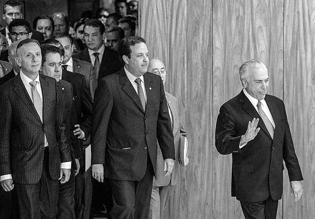 BRASILIA, DF, BRASIL, 27-06-2017, 15h30: O Presidente Michel Temer, faz discurso acompanhado de Deputados Federais, no Palacio do Planalto, em Brasilia. (Foto: Eduardo Anizelli/Folhapress, PODER)