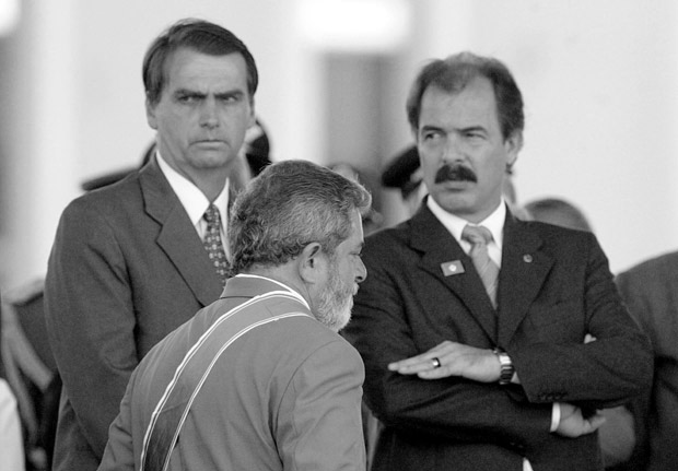 Em 2004, os ento presidente Luiz Inacio Lula da Silva, deputado Jair Bolsonaro e senador Aloizio Mercadante durante cerimnia em comemorao ao Dia do Exrcito Brasileiro, em Braslia