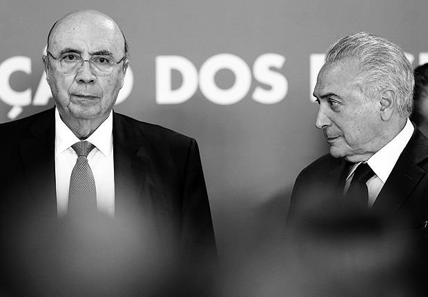 Presidente Michel Temer (dir.) ao lado do ministro Henrique Meirelles (Fazenda)