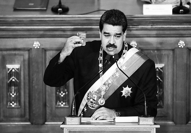 TOPSHOT - Venezuelan President Nicolas Maduro addresses the all-powerful pro-Maduro assembly which has been placed over the National Assembly and tasked with rewriting the constitution, in Caracas on August 10, 2017. Recent demonstrations in Venezuela have stemmed from anger over the installation of the all-powerful Constituent Assembly that many see as a power grab by the unpopular President Maduro. The dire economic situation also has stirred deep bitterness as people struggle with skyrocketing inflation and shortages of food and medicine. / AFP PHOTO / RONALDO SCHEMIDT