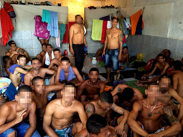 Detentos em celas lotadas no complexo prisional do Curado, em Recife (PE); visitas da entidade neste ano encontraram espaos onde havia 60 homens e apenas seis camas de cimento