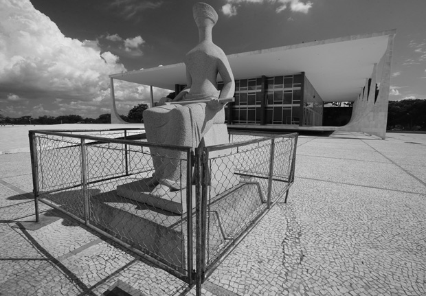 BRASLIA, DF, BRASIL, 15-01-2014: Esttua da Justia cercada em frente ao Supremo Tribunal (STF). (Foto: Srgio Lima/Folhapress, PODER) ***ESPECIAL***
