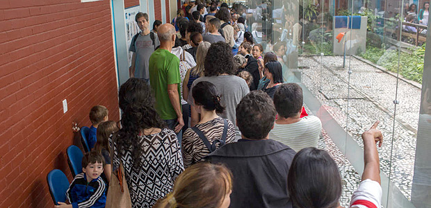 Largas filas para vacunarse contra la fiebre amarilla, en Ro de Janeiro
