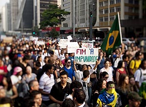 Manifestantes protestam em ato contra a corrupo na avenida Paulista.