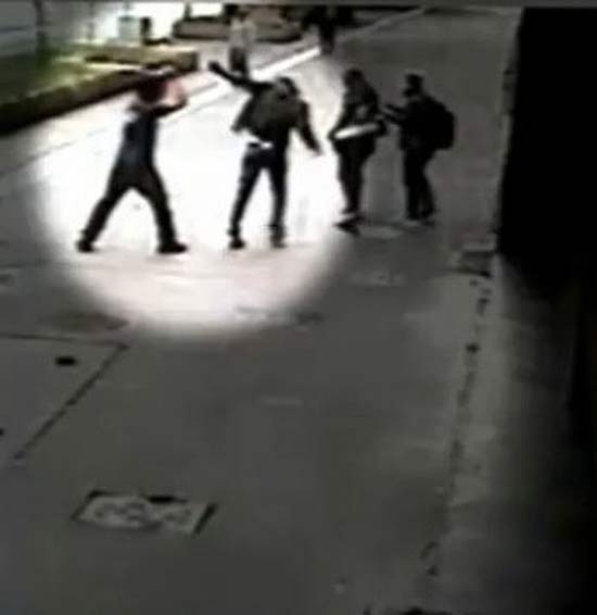 Imagem mostra adolescente agredindo rapaz na avenida Paulista, em So Paulo