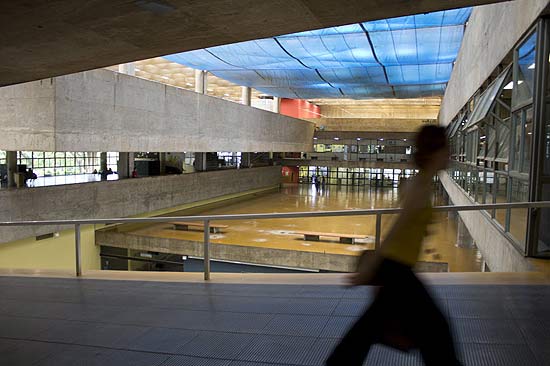 Estudante passa por rampa na Faculdade de Arquitetura e Urbanismo da USP