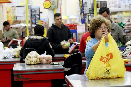 Consumidores em supermercado de SP; prefeitura da capital aprova proibio de sacolas plsticas no comrcio