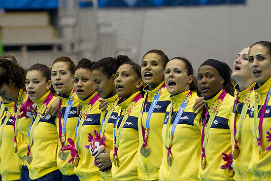 Jogadoras da seleo brasileira de handebol comemoram o ouro nos Jogos Pan-Americanos de Guadalajara