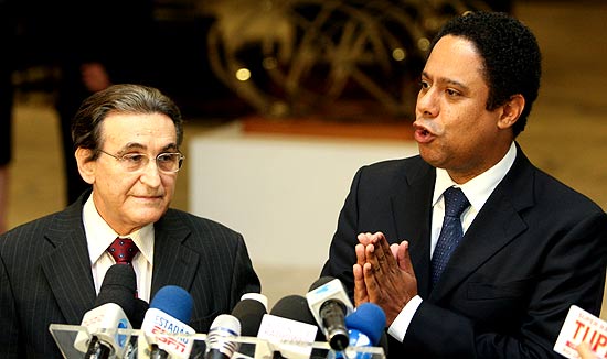 O ministro Orlando Silva (PC do B), que deixou o cargo; à esq., o presidente do PC do B, Renato Rabelo